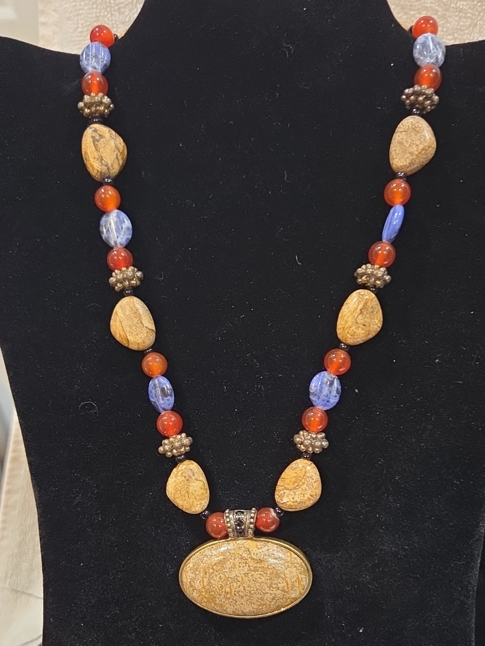 STATEMENT NECKLACE WITH STONE AND GLASS BEADS